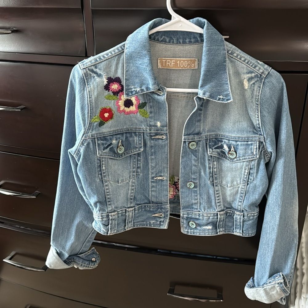 Zara Floral Embroidered Distressed Cropped Denim Jacket - Picture 2 of 4